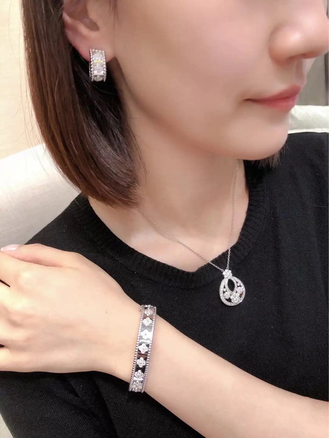 四叶草铂金项链热销款：天然四叶草铂金吊坠，时尚奢华必备单品推荐